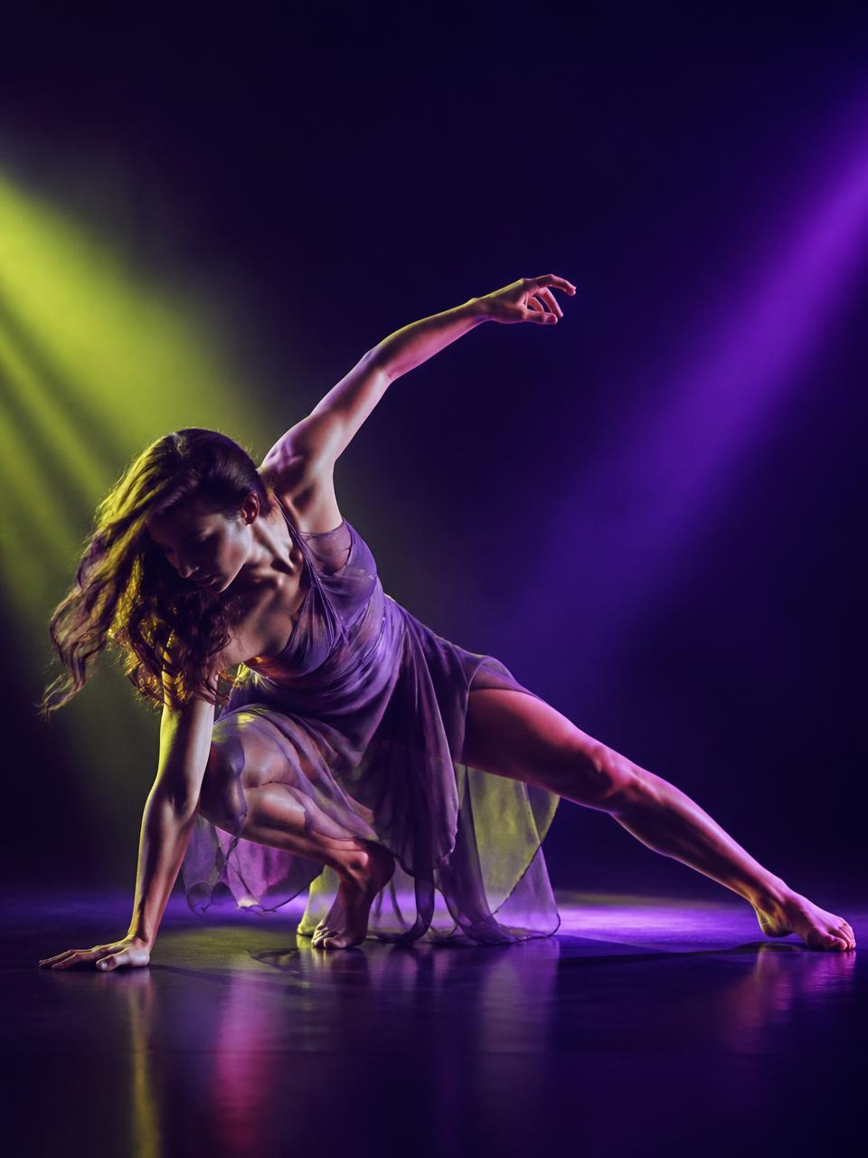 Danzatrice in movimento a terra, corso di danza contemporanea a VYRA ad Alba Adriatica